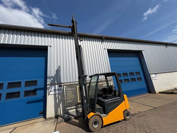 Grote foto vs 22834 elektrische triplex heftruck jungheinrich efg 425ks agrarisch heftrucks
