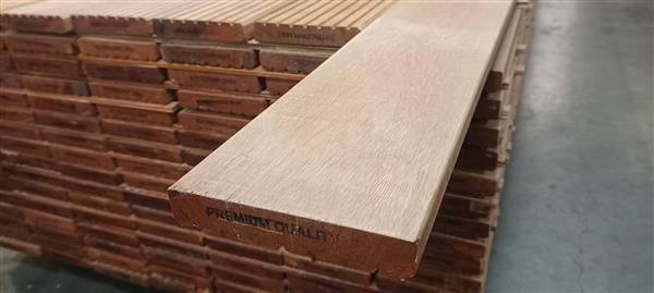 Grote foto 25x145mm bankirai antislip vlonderdeel 395cm doe het zelf en verbouw hout en planken