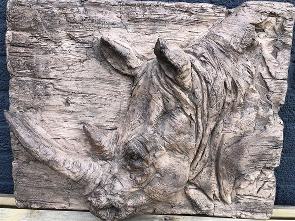 Grote foto wandornament woodlook met 3 d afbeelding van een neushoorn polystone wood.. tuin en terras tuindecoratie