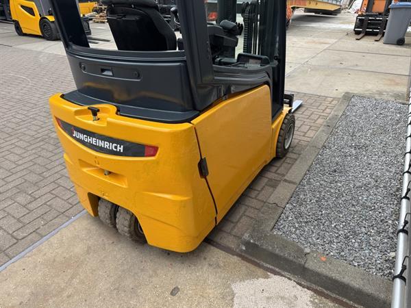 Grote foto vs 22835 elektrische heftruck jungheinrich efg 220 accu2023 agrarisch heftrucks