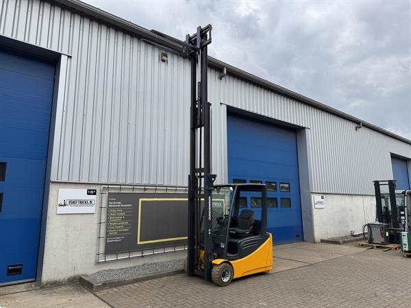 Grote foto vs 22835 elektrische heftruck jungheinrich efg 220 accu2023 agrarisch heftrucks