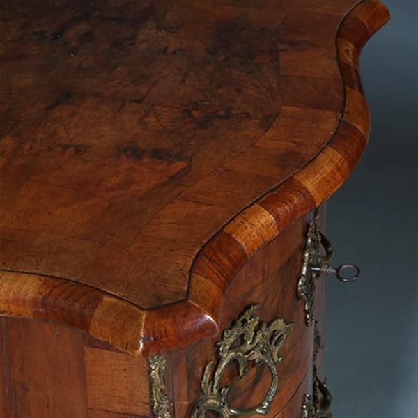 Grote foto kleine dresdener barok commode ca 1860 in noten met wortelnoten en uittrekbaar blad no.400940 antiek en kunst stoelen en banken