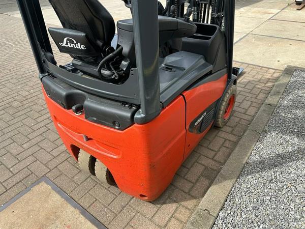 Grote foto vs 22813 elektrische triplex heftruck linde e12 compact agrarisch heftrucks