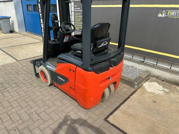 Grote foto vs 22813 elektrische triplex heftruck linde e12 compact agrarisch heftrucks