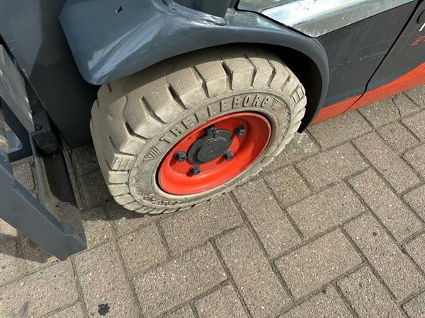 Grote foto vs 22813 elektrische triplex heftruck linde e12 compact agrarisch heftrucks