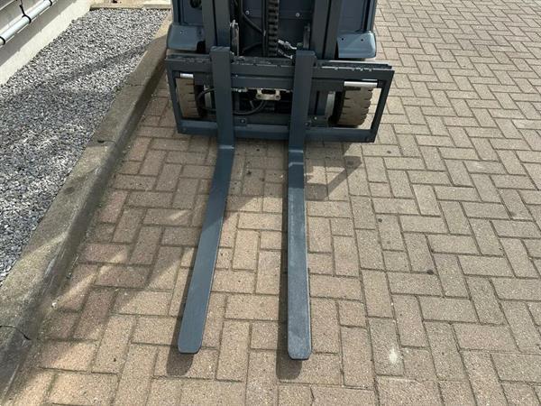 Grote foto vs 22813 elektrische triplex heftruck linde e12 compact agrarisch heftrucks