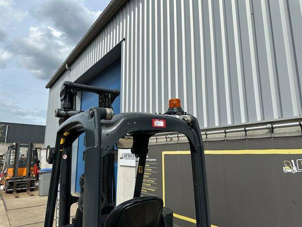 Grote foto vs 22813 elektrische triplex heftruck linde e12 compact agrarisch heftrucks