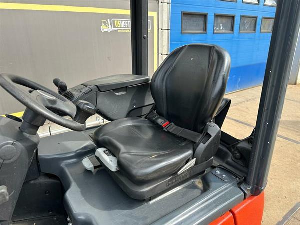 Grote foto vs 22813 elektrische triplex heftruck linde e12 compact agrarisch heftrucks