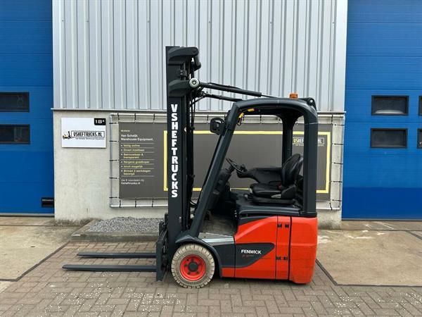 Grote foto vs 22813 elektrische triplex heftruck linde e12 compact agrarisch heftrucks