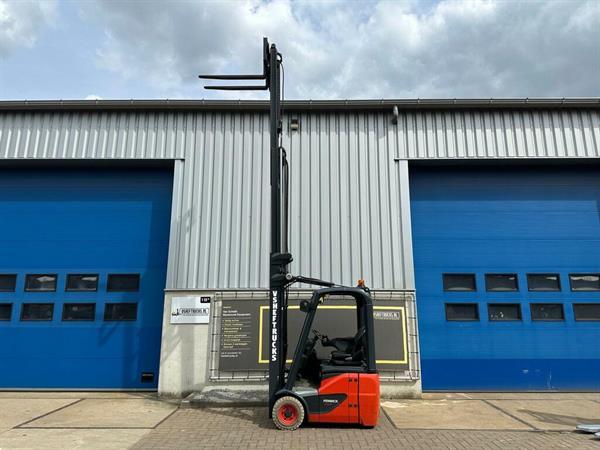 Grote foto vs 22813 elektrische triplex heftruck linde e12 compact agrarisch heftrucks