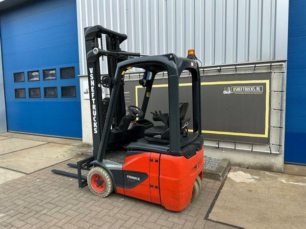 Grote foto vs 22813 elektrische triplex heftruck linde e12 compact agrarisch heftrucks
