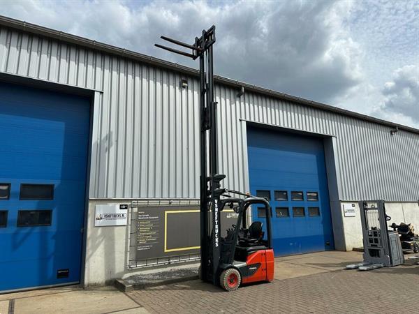 Grote foto vs 22813 elektrische triplex heftruck linde e12 compact agrarisch heftrucks
