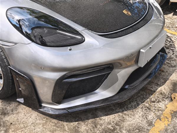 Grote foto dit betreft een set porsche 718 cayman gt4 gt4rs carbon voorbumper drl lamp canard auto onderdelen tuning en styling