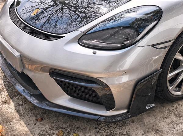 Grote foto dit betreft een set porsche 718 cayman gt4 gt4rs carbon voorbumper drl lamp canard auto onderdelen tuning en styling