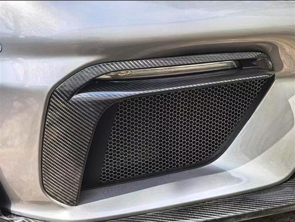 Grote foto dit betreft een set porsche 718 cayman gt4 gt4rs carbon voorbumper drl lamp canard auto onderdelen tuning en styling