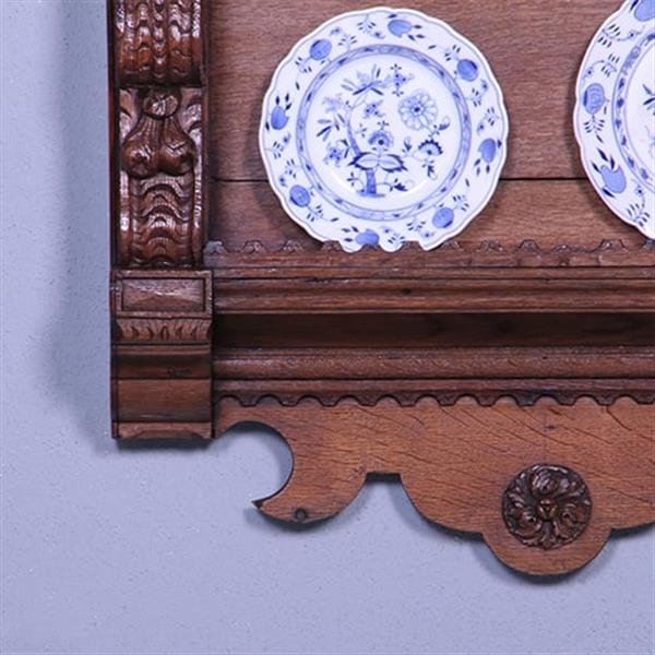 Grote foto wandkastje of wandrek met renaissance steekwerk 17e eeuw en later no.371415 antiek en kunst stoelen en banken