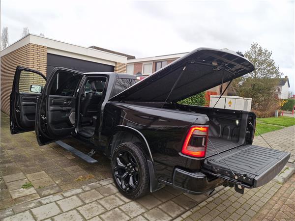 Grote foto detailing auto diensten en vakmensen schoonmakers en glazenwassers