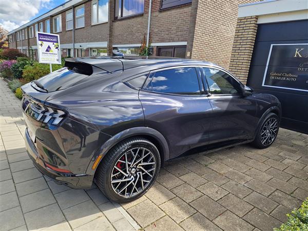 Grote foto detailing auto diensten en vakmensen schoonmakers en glazenwassers