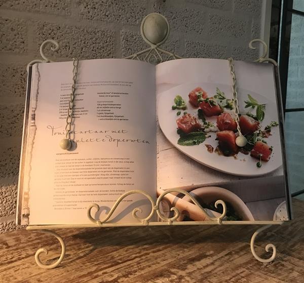 Grote foto een witte standaard houder voor muziekstukken menu en bijvoorbeeld boeken huis en inrichting woningdecoratie