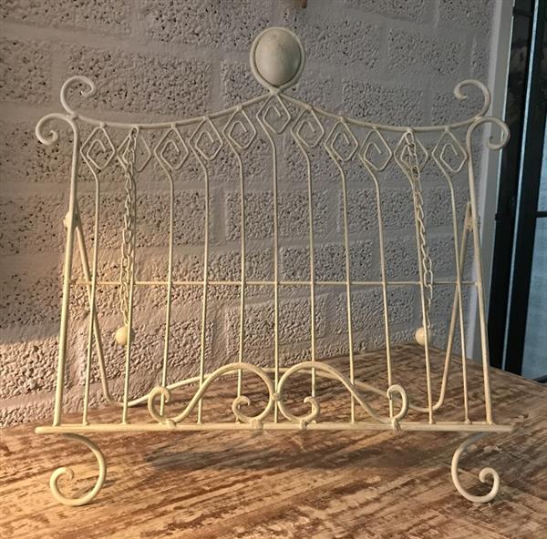 Grote foto een witte standaard houder voor muziekstukken menu en bijvoorbeeld boeken huis en inrichting woningdecoratie