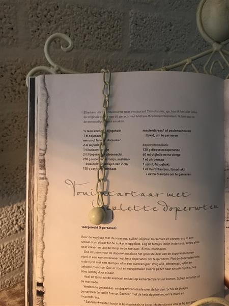 Grote foto een witte standaard houder voor muziekstukken menu en bijvoorbeeld boeken huis en inrichting woningdecoratie