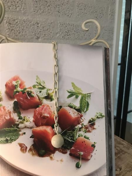 Grote foto een witte standaard houder voor muziekstukken menu en bijvoorbeeld boeken huis en inrichting woningdecoratie