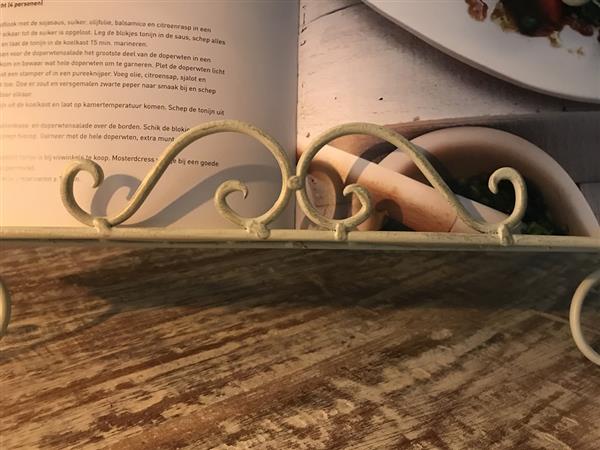 Grote foto een witte standaard houder voor muziekstukken menu en bijvoorbeeld boeken huis en inrichting woningdecoratie