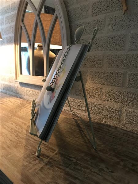 Grote foto een witte standaard houder voor muziekstukken menu en bijvoorbeeld boeken huis en inrichting woningdecoratie