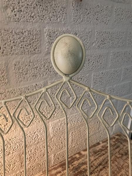 Grote foto een witte standaard houder voor muziekstukken menu en bijvoorbeeld boeken huis en inrichting woningdecoratie