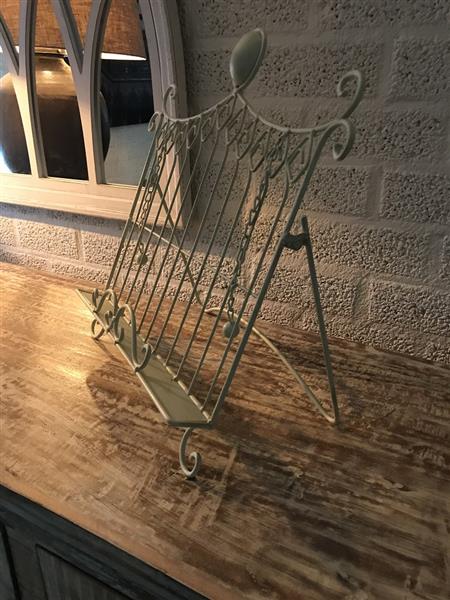 Grote foto een witte standaard houder voor muziekstukken menu en bijvoorbeeld boeken huis en inrichting woningdecoratie