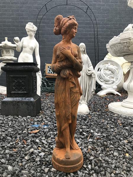 Grote foto prachtig vol oxide rust stenen beeld van een erotisch geklede staande dame super mooi voor in de tu tuin en terras tuindecoratie