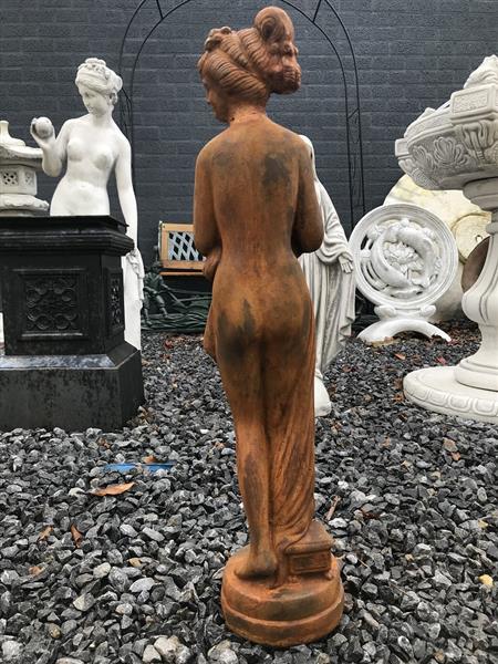Grote foto prachtig vol oxide rust stenen beeld van een erotisch geklede staande dame super mooi voor in de tu tuin en terras tuindecoratie