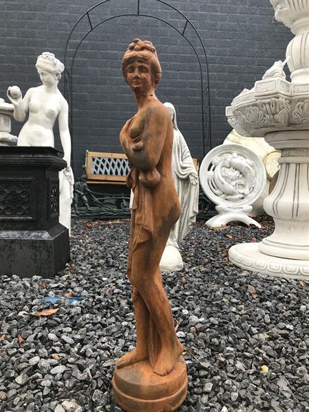 Grote foto prachtig vol oxide rust stenen beeld van een erotisch geklede staande dame super mooi voor in de tu tuin en terras tuindecoratie