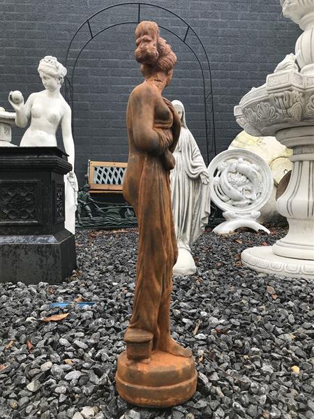 Grote foto prachtig vol oxide rust stenen beeld van een erotisch geklede staande dame super mooi voor in de tu tuin en terras tuindecoratie