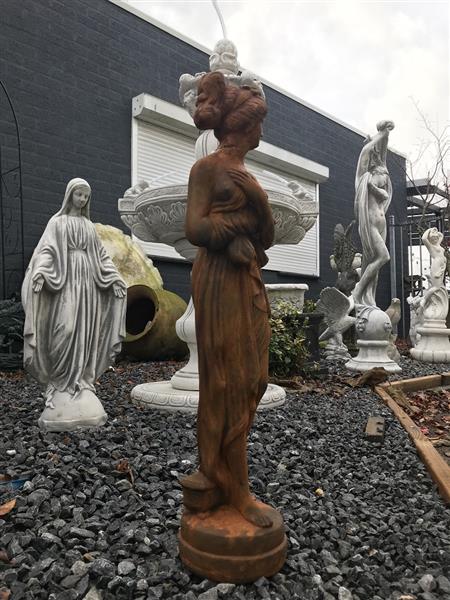 Grote foto prachtig vol oxide rust stenen beeld van een erotisch geklede staande dame super mooi voor in de tu tuin en terras tuindecoratie