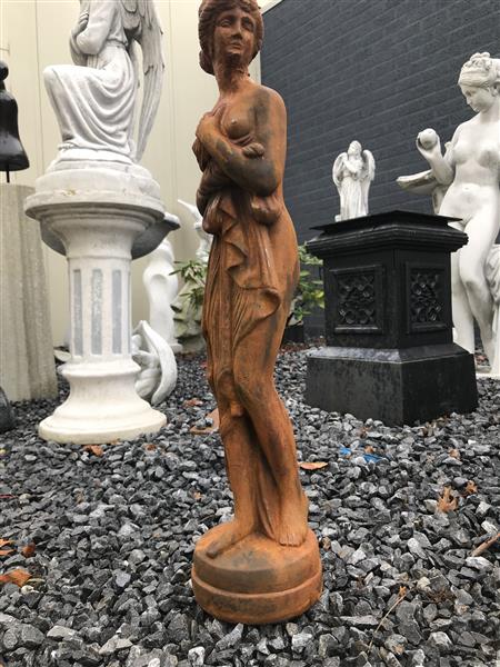 Grote foto prachtig vol oxide rust stenen beeld van een erotisch geklede staande dame super mooi voor in de tu tuin en terras tuindecoratie