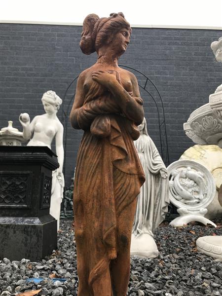 Grote foto prachtig vol oxide rust stenen beeld van een erotisch geklede staande dame super mooi voor in de tu tuin en terras tuindecoratie