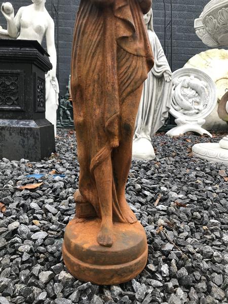 Grote foto prachtig vol oxide rust stenen beeld van een erotisch geklede staande dame super mooi voor in de tu tuin en terras tuindecoratie
