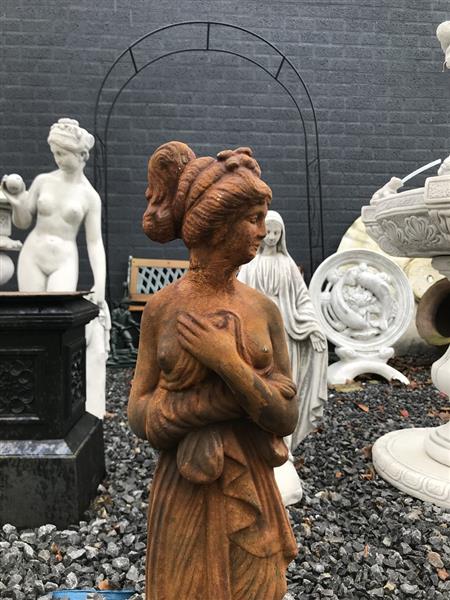 Grote foto prachtig vol oxide rust stenen beeld van een erotisch geklede staande dame super mooi voor in de tu tuin en terras tuindecoratie