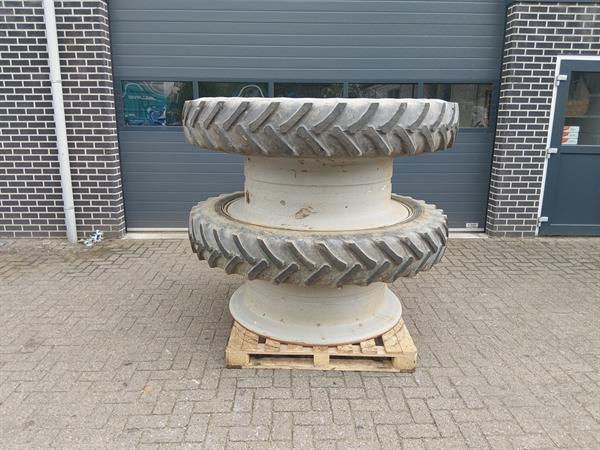 Grote foto cultuur wielen dubbellucht rijafstand 75 cm 300 95 r52 12.4 r52 agrarisch wielen