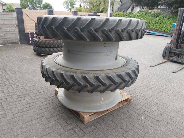 Grote foto cultuur wielen dubbellucht rijafstand 75 cm 300 95 r52 12.4 r52 agrarisch wielen