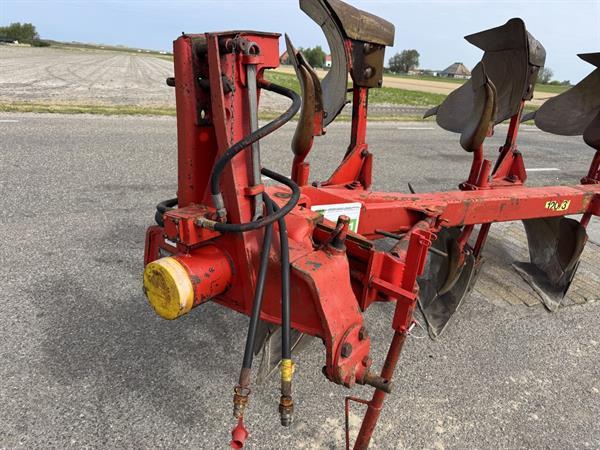Grote foto krone mustang 120 3 ploeg 3 schaar agrarisch ploegen