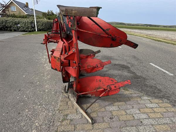 Grote foto krone mustang 120 3 ploeg 3 schaar agrarisch ploegen