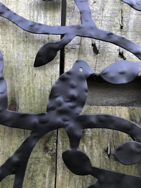 Grote foto wandornament levensboom met vogels erin mat zwart tuin en terras tuindecoratie