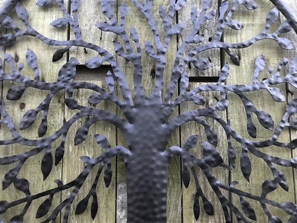 Grote foto wandornament levensboom met vogels erin mat zwart tuin en terras tuindecoratie