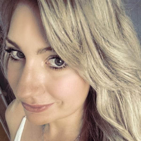 Grote foto ik zoek een lieve normale man contacten en berichten vrouw zoekt man