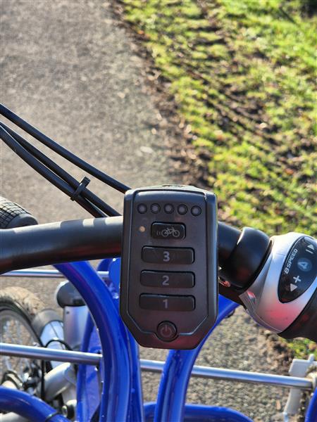 Grote foto van raam duofiets elektrische fiets fietsen en brommers elektrische fietsen