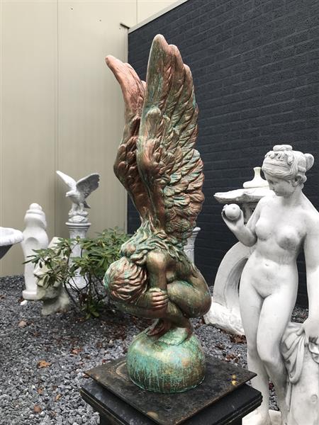 Grote foto knielende engel in een prachtige koper brons look bijzonder beeld tuin en terras tuindecoratie