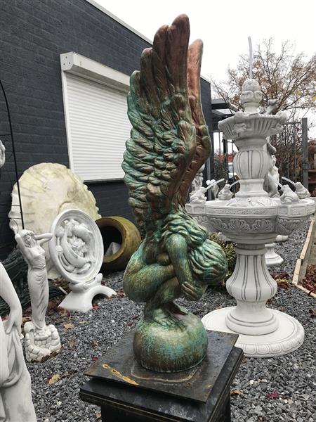 Grote foto knielende engel in een prachtige koper brons look bijzonder beeld tuin en terras tuindecoratie