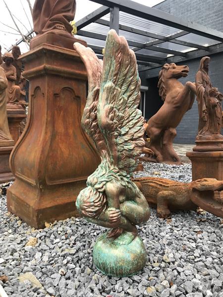 Grote foto knielende engel in een prachtige koper brons look bijzonder beeld tuin en terras tuindecoratie